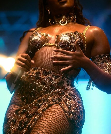 Izza Cantora star hot photo