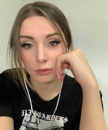 Lauren Southern model perfect pictures