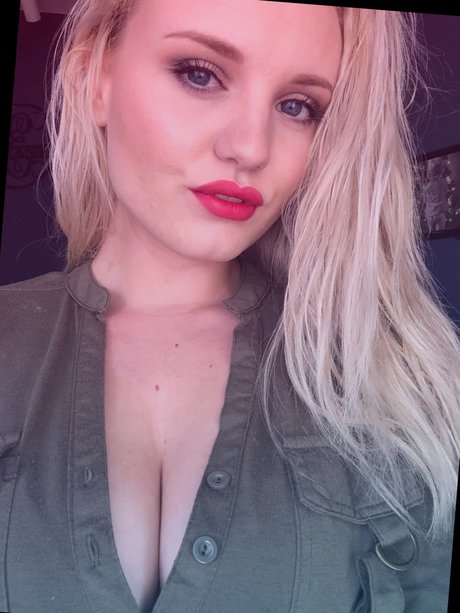 Lena Starr pornstar naked photo
