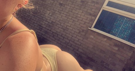 Liv Ellis naked model pics