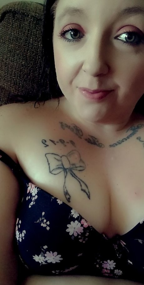 Luring seductress top profile image