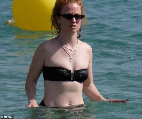 Jess Glynne model naked pics
