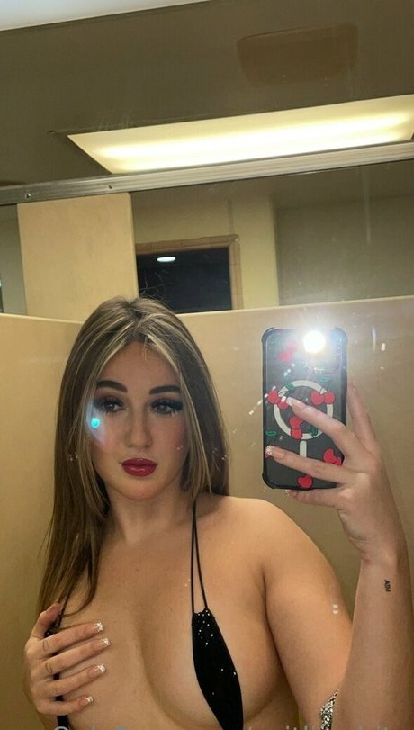 kikicherryof model top img