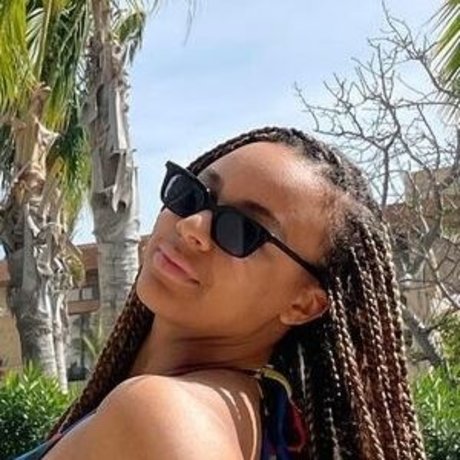 Nia Siux adult model pictures