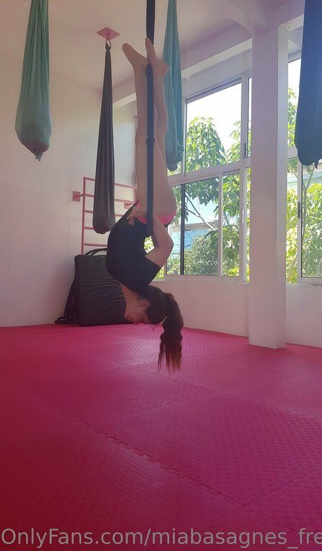 miabasagnes aerialist pornstar perfect pic