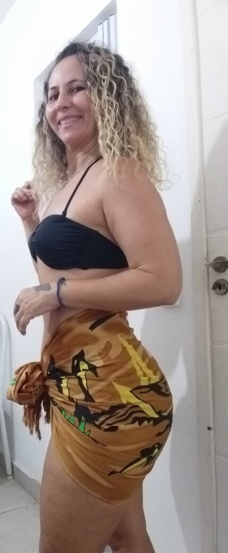 Soninha Coroa model perfect image