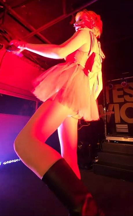 Tessa Violet star sexy photo