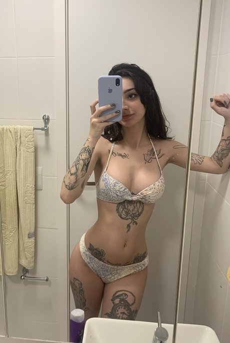 Caputile naked model image