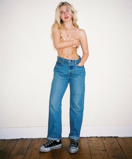 Anais Gallagher star perfect photo