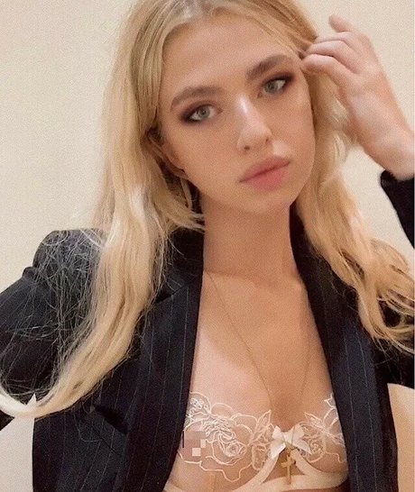 Anais Gallagher model hot pics