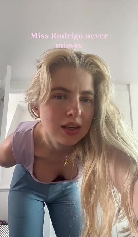 Anais Gallagher model naked pic