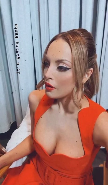 Elizabeth Gillies pretty model pic