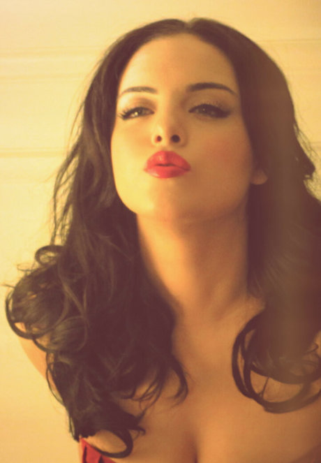 Elizabeth Gillies nude model gallery