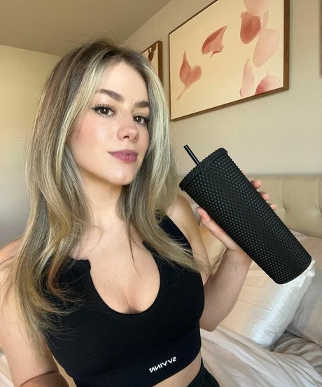 LuluLuvely sex model image