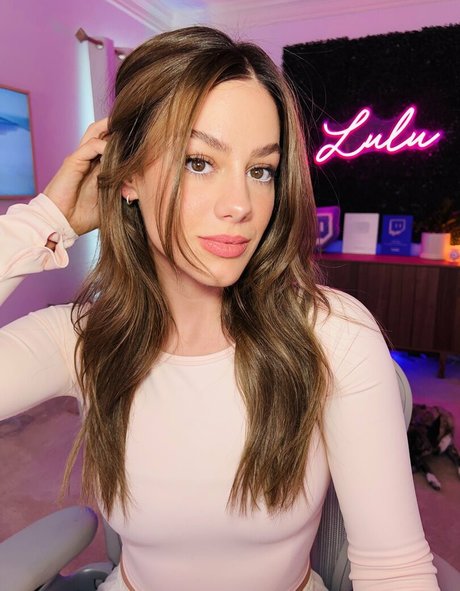 LuluLuvely star nudes picture
