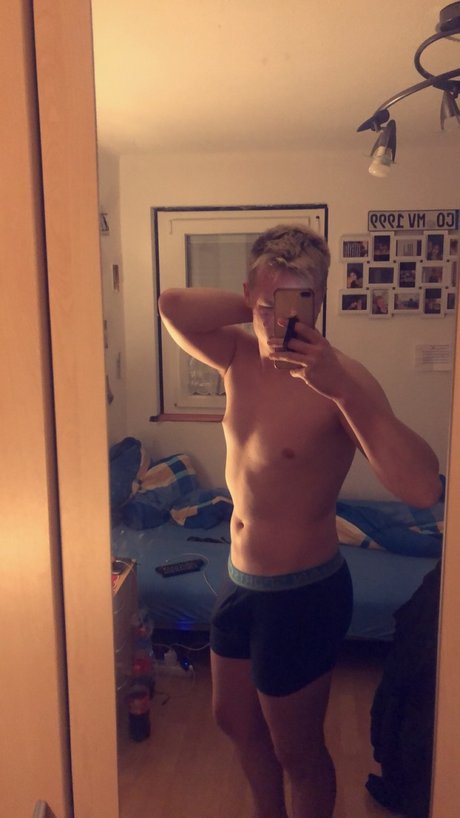 Official Max pornstar top photo