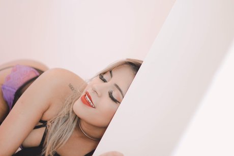 P R I S C I L A pornographic star pic