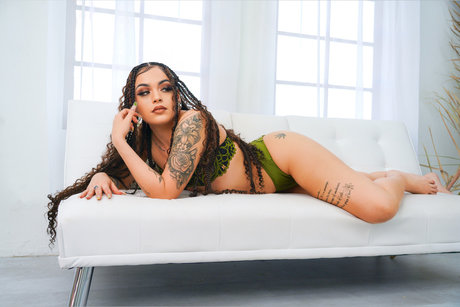 prettylillpotheadd model nude photo