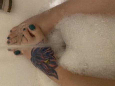Reesa model nude pic