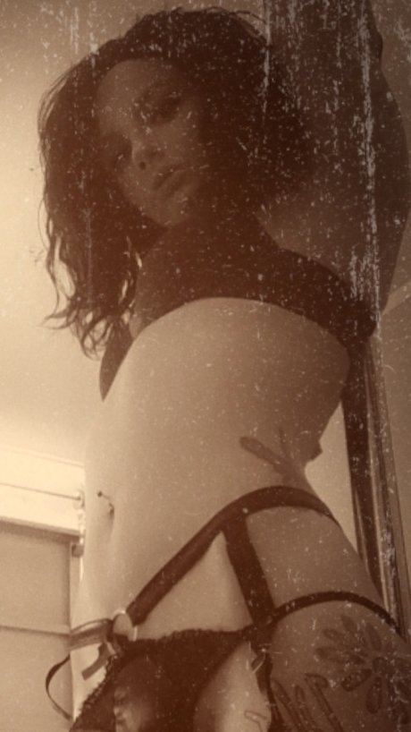 MRS MANIAC star nude photo