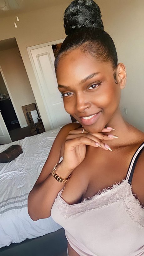 Arialeshea star nude archive