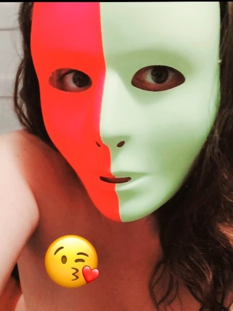 XxMaskUpBittyxx pornographic model pictures