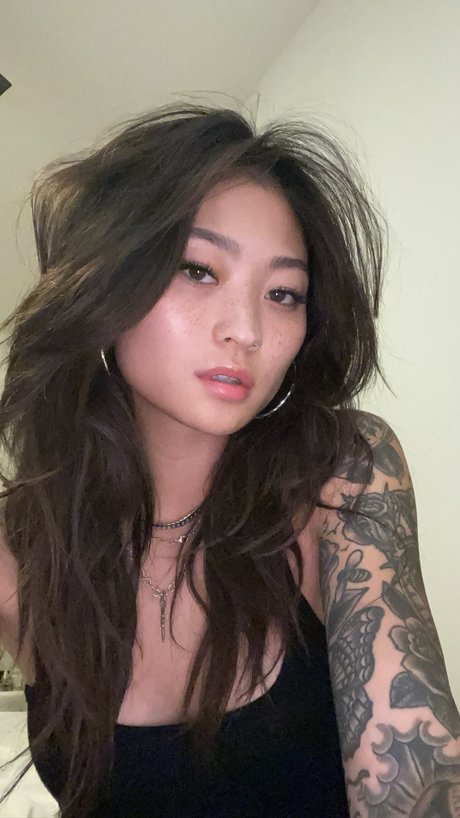 Mae Col naked actress photo