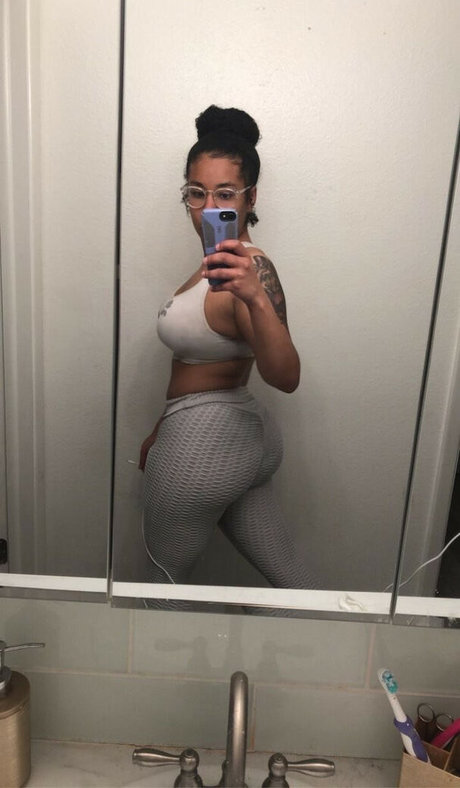 Elusivemulatto star nude photo