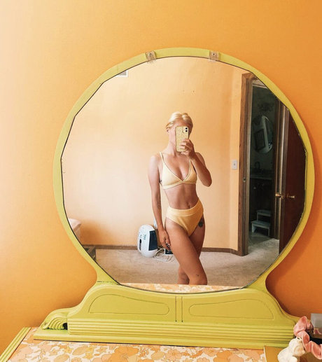 forgetsarah nudes model image