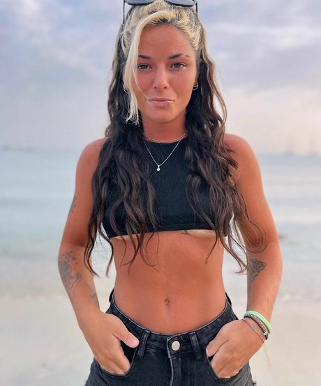 Delfi Granatto beautiful model pics