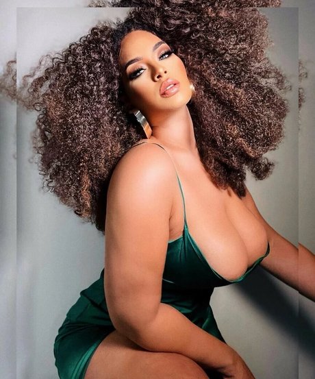 sirensaysseduce pornographic model pic
