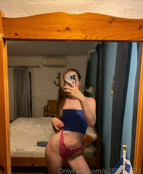 leeeeyyyla model naked pic