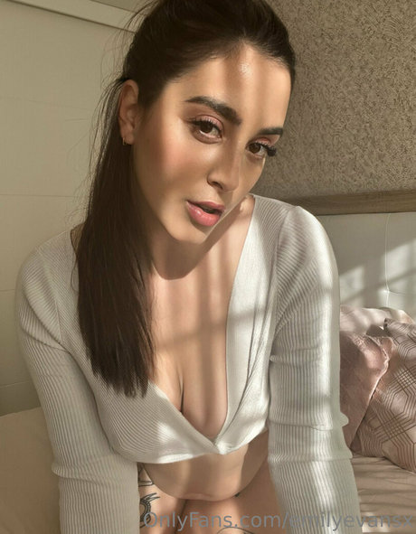 emilyevansx star erotic image