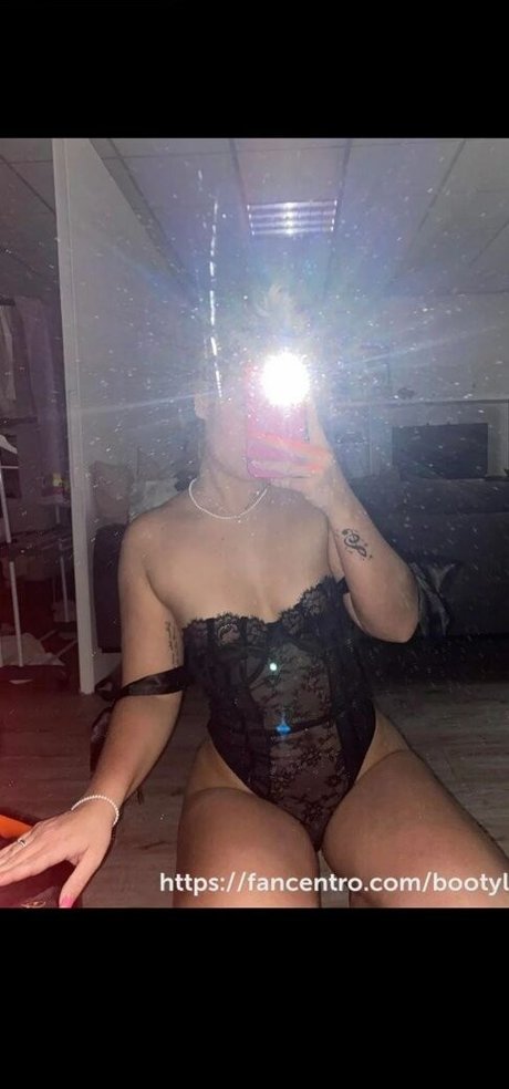 BootyLunaa model art galleries