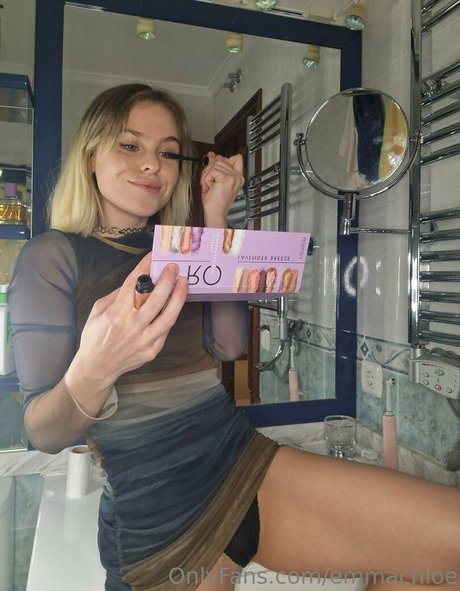 emmachloee model naked photos
