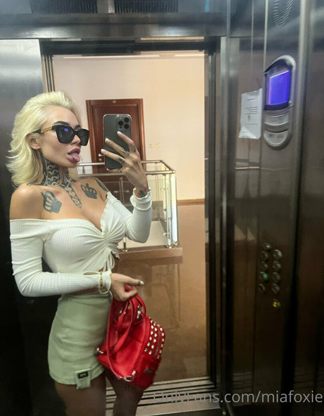 miafoxie star erotic archive