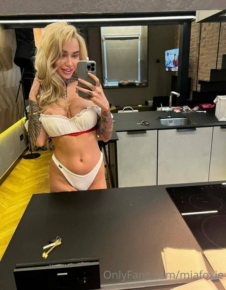 miafoxie star nudes photo