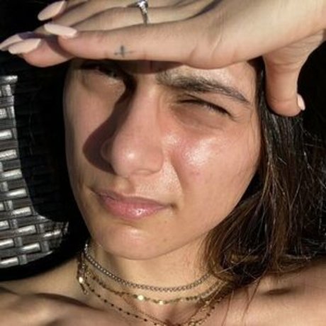 miakfree star erotic photos