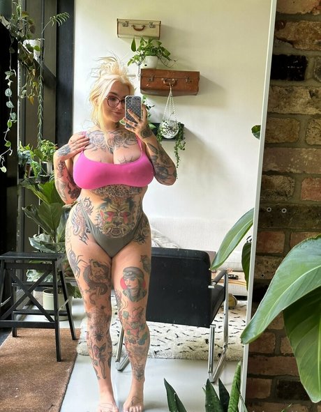 stupiderandhotter adult model picture