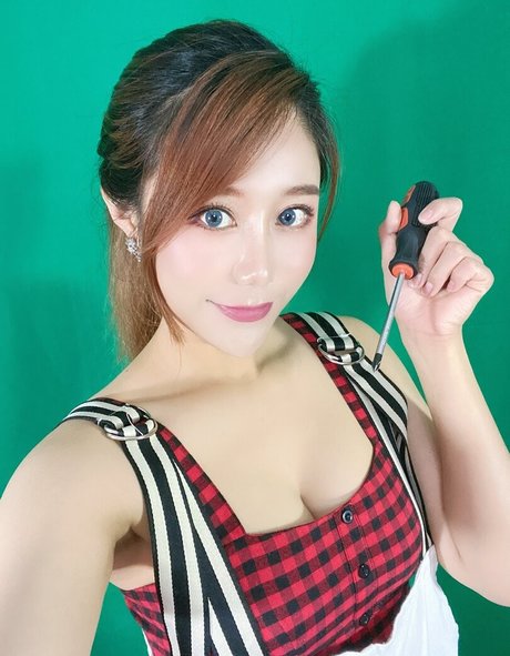 Uying nudes actress photos