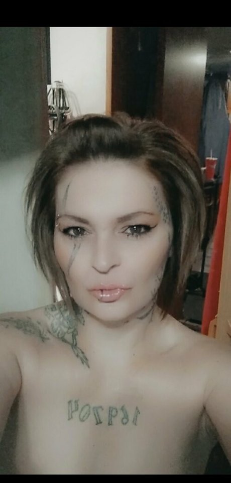 lluvely model naked photo