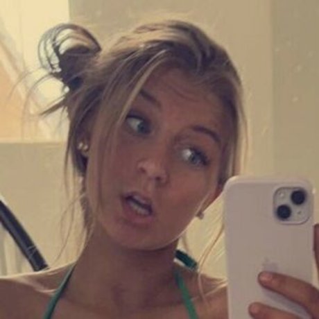 Sarah Lindstrom naked actress pic