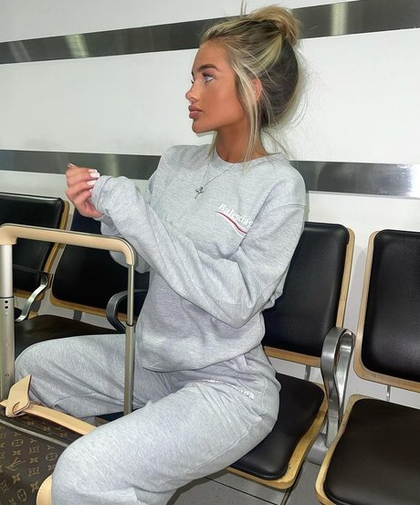 Mia Wood Hall star top pictures