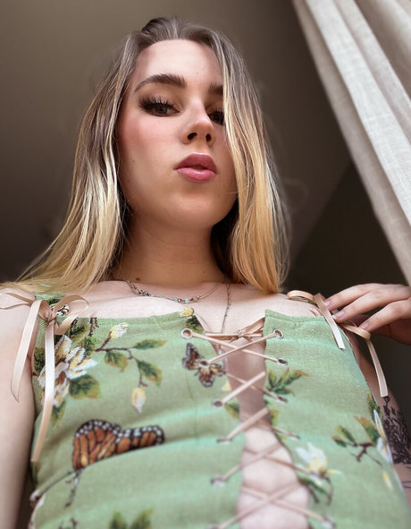 Qtee Foxx art model img