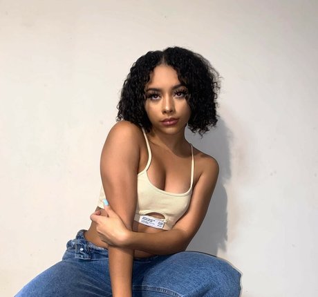 Alix Lapri exclusive actress img