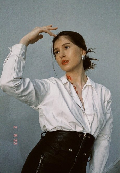Hot Pearl star sexy picture