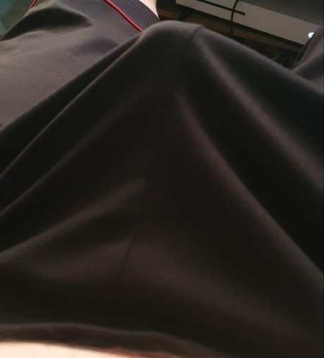 Big D B69 nude model picture