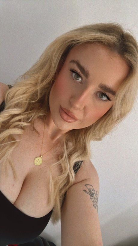B A M B I sex pornstar pics
