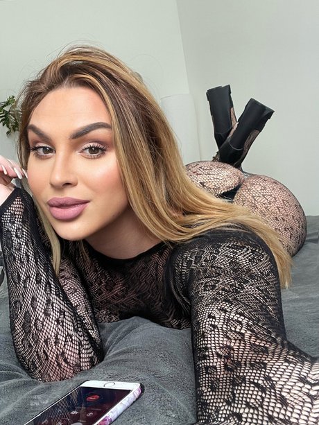 Aisha Moon exclusive star photos