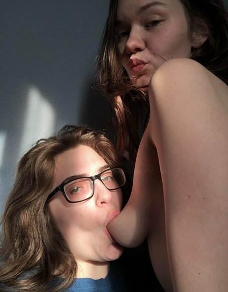 pissqu33n nude model images